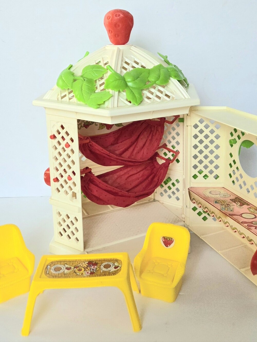VINTAGE 1981 STRAWBERRY SHORTCAKE GARDEN HOUSE